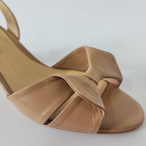Sofía Oro Rosa, tacón elegante con tonos metálicos