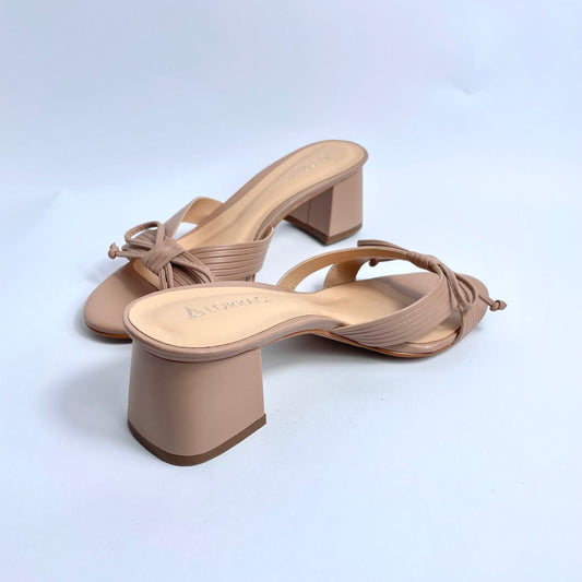 Knot nude