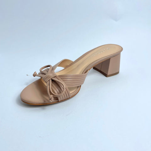 Knot nude