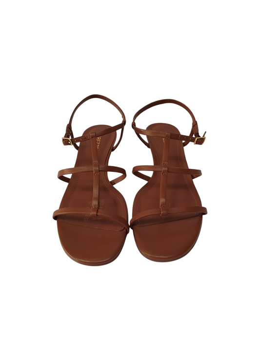 Sandalia café cuero Arezzo