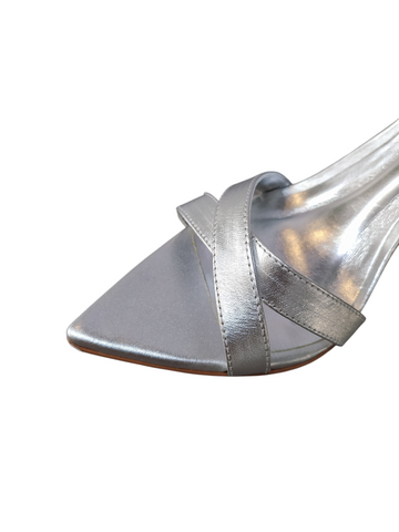 Sandalia plateada cruzada taco fino alto Lolys