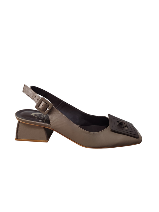 Zapato café con aplique cuadrado taco bloque bajo Lolys