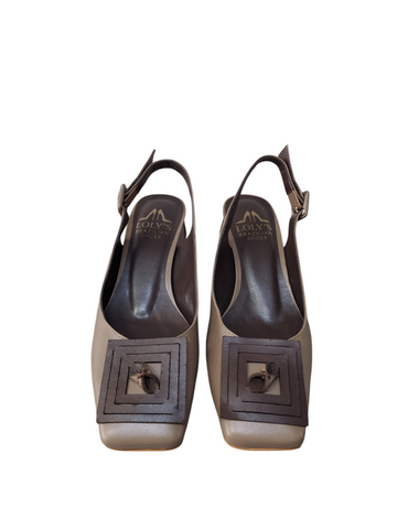 Zapato café con aplique cuadrado taco bloque bajo Lolys