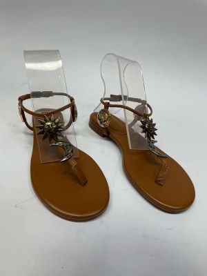 Allegra Dorada, sandalia elegante con acabado metálico