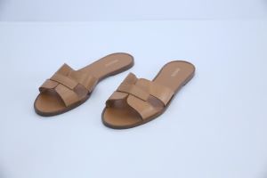 Allegra Dorada, sandalia elegante con acabado metálico