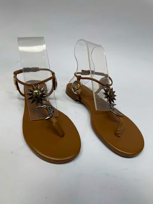 Allegra Dorada, sandalia elegante con acabado metálico